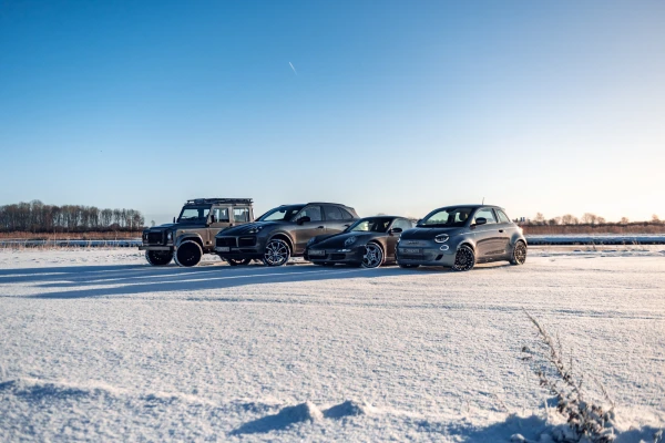 achtergrondafbeelding 4 autos in de sneeuw